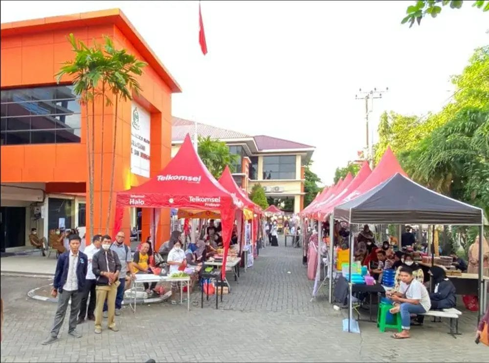 Mahasiswa ITB Nobel Praktek Menjual Di Area Ramadhan Fest Diskop 2022